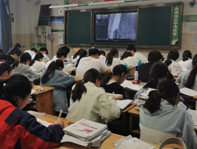 扎根于根底教育一线形成了从理念到途径再到讲堂载体的完好逻辑链 扎根于根底教育一线形成了从理念到途径再到讲堂载体的完好逻辑链